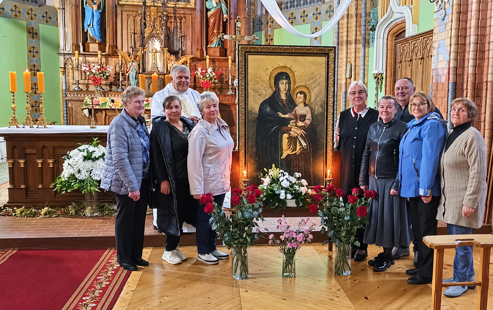 Pernaravos parapijiečiai prie Šiluvos Mergelės Marijos paveikslo Josvainių bažnyčioje