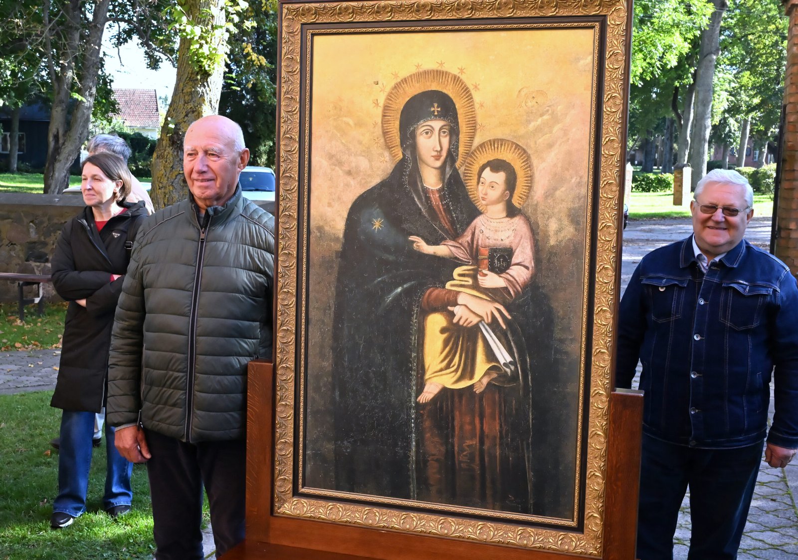 Šiluvos Dievo Motinos paveikslas ir jį lydėję parapijiečiai