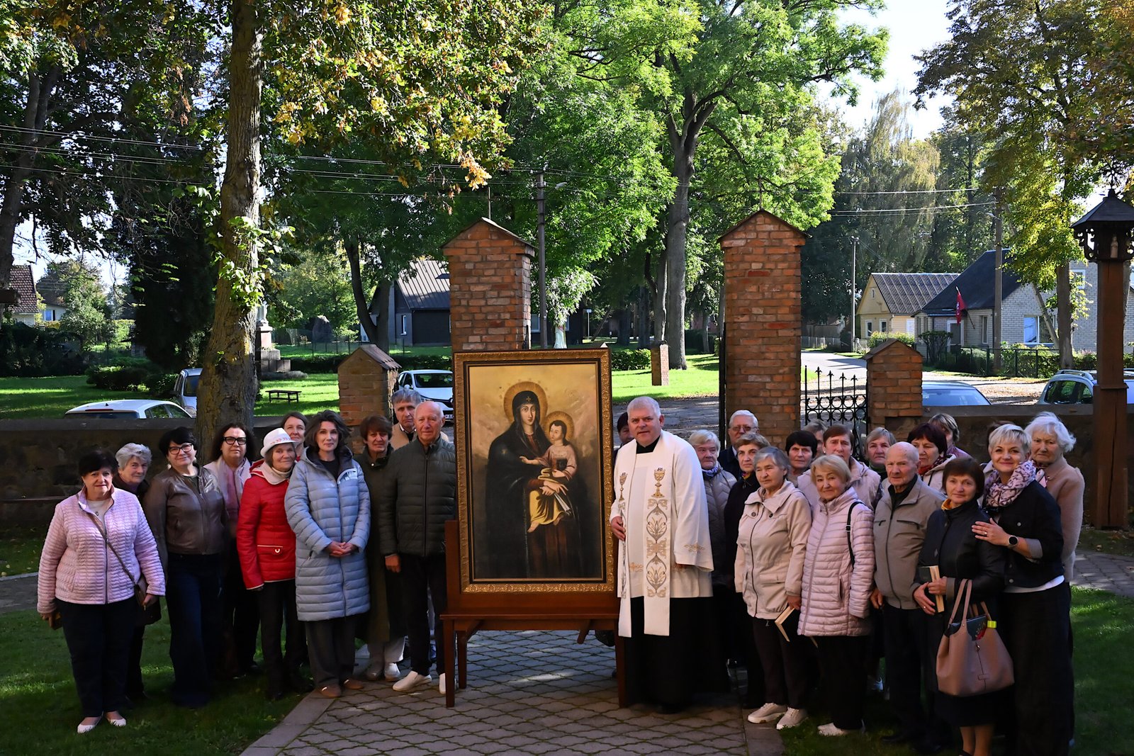 Gyvojo Rožinio nariai su kunigu prie Šiluvos Dievo Motinos paveikslo